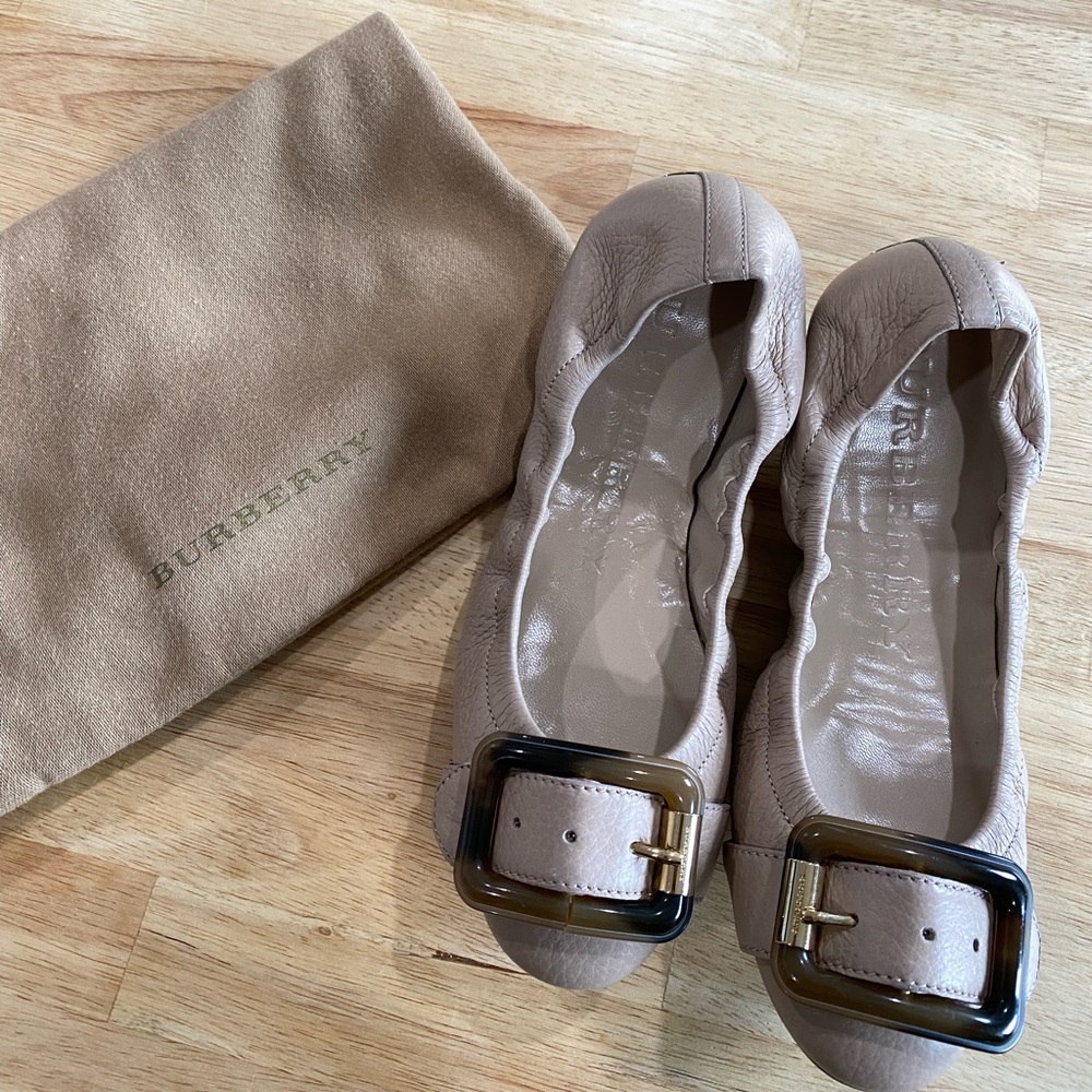 Brand new never worn Burberry flats in blush grain leather with buckle detail